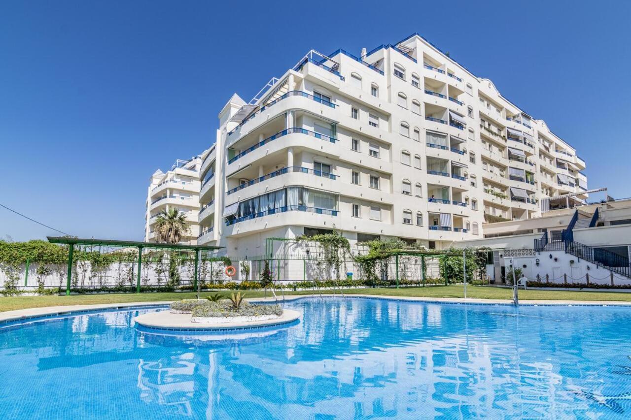 Piso Primera Linea, Banana Beach, Marbella. Appartement *